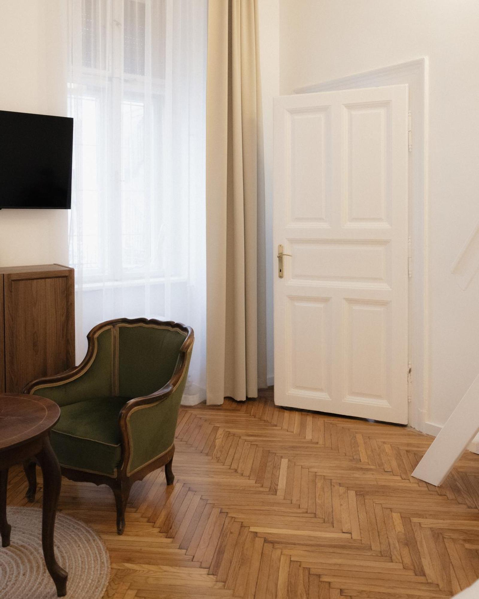New - Golden * Budapest
