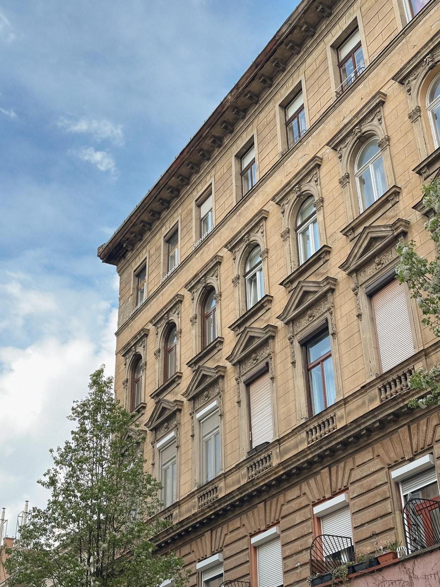 New - Golden * Budapest